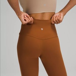 LULULEMON ALIGN ✨ HIGH-RISE CROP 21"
Copper Brown ✨ Size 8 ✨